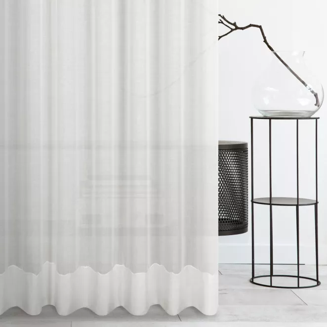 Tkanina firanowa, matowa wykończona efektownym podwinięciem zdobionym kordonkowym haftem