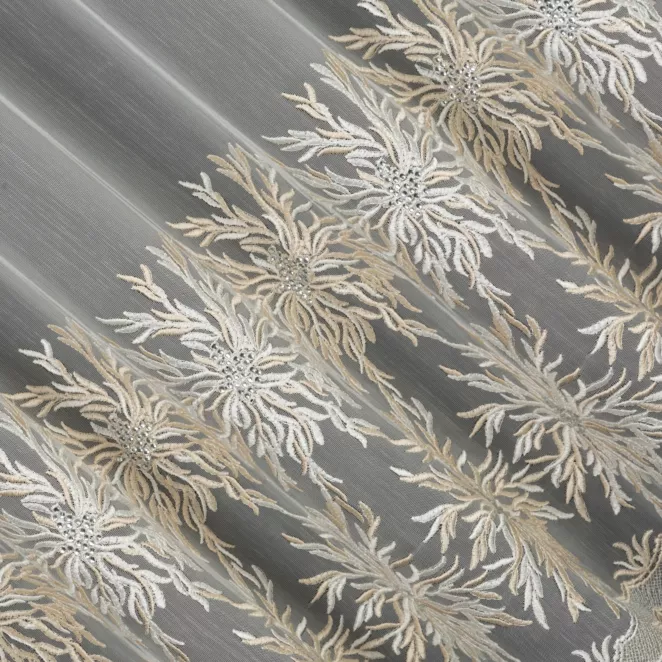M226/2 Firana szyta na taśmie 5 cm kremowo złota z kwiatowym, dwukolorowym haftem na tkaninie typu ADEN z delikatnym efektem deszczyku, zdobiona kryształkami Italissima
