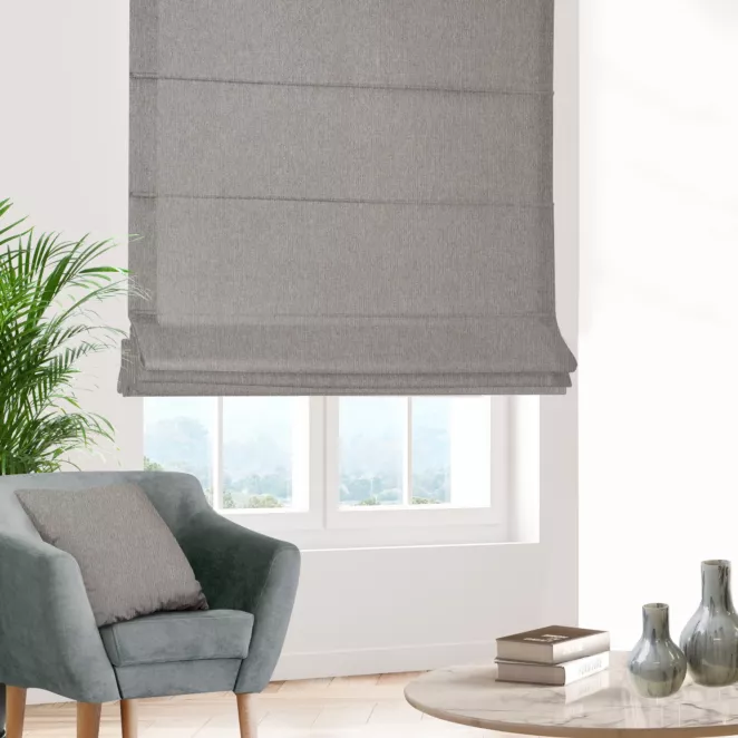 Roleta rzymska srebrna z tkaniny z dodatkiem połyskującej nici, z widocznym ozdobnym splotem