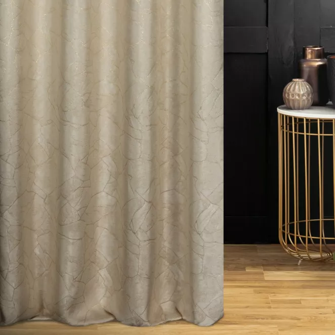 Zasłona szyta na taśmie 5 cm kremowa z tkaniny z wzorem przetykanym błyszczącą nicią