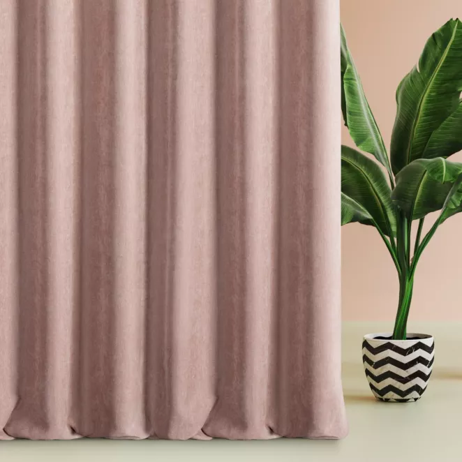 Zasłona szyta na przelotkach pudrowa z tkaniny o szenilowej strukturze