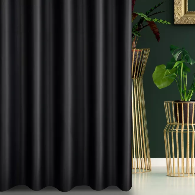 Zasłona szyta na taśmie 5 cm czarna z gładkiej tkaniny zaciemniającej typu dimout wykończona obciążnikiem