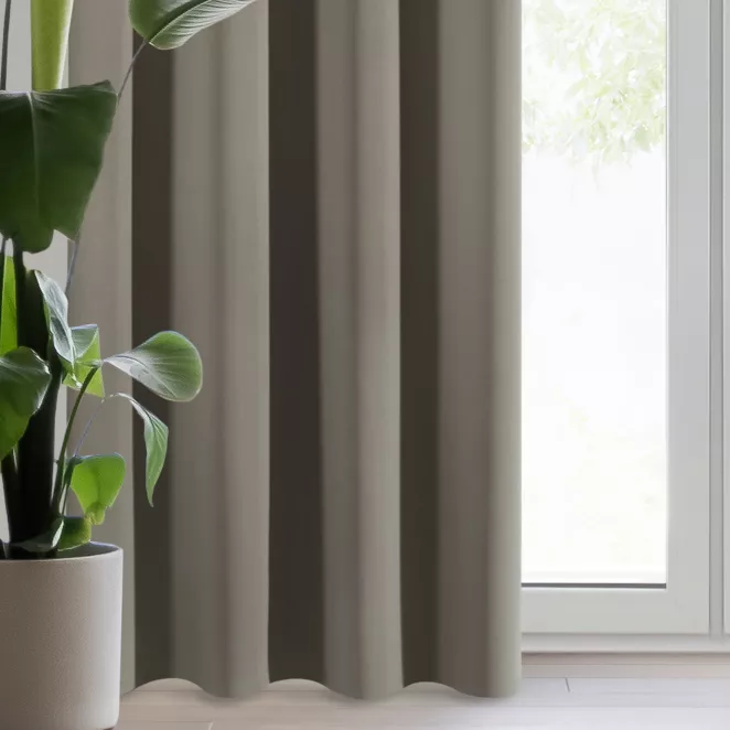 Zasłona ciemnobeżowa zaciemniająca gładka półmatowa 135x250 cm przelotka LOGAN