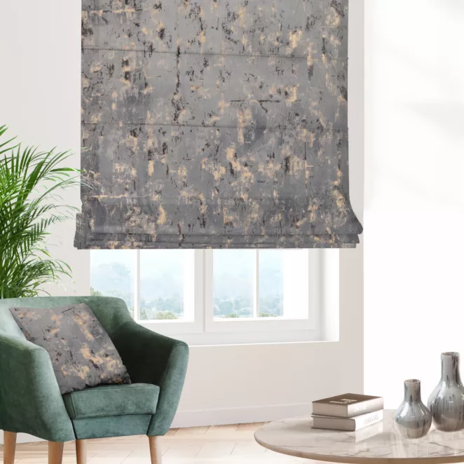 Roleta rzymska popielato złocista z tkaniny welwetowej zdobionej połyskującym drukiem