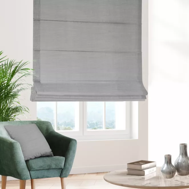 Roleta rzymska popielata z miękkiej tkaniny o naturalnym splocie w stylu ekologicznym