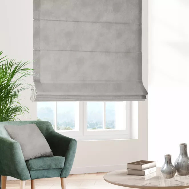 Roleta rzymska LIBERTY srebrna z miękkiej, welwetowej tkaniny z nakrapianym połyskującym nadrukiem