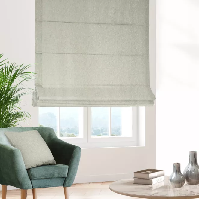 Roleta rzymska naturalno srebrna z gładkiej tkaniny przeplatanej błyszczącą lureksową nicią