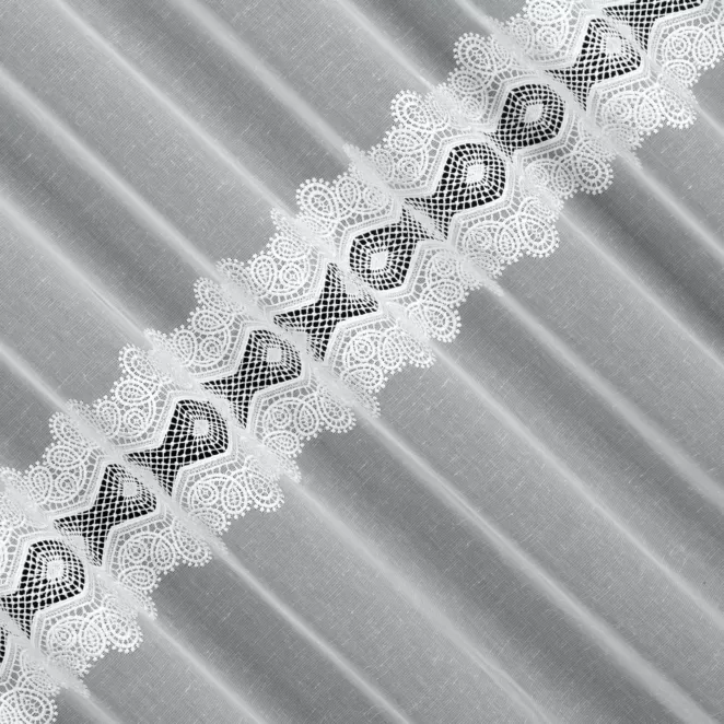 R208/1 Firana szyta na taśmie 5 cm biała z delikatnej etaminy zdobionej aplikacją Pierre Cardin