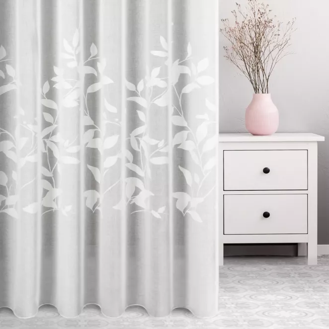 Firana szyta na taśmie 5 cm biała burnout z etaminy w motywy roślinne, wykończona obciążnikiem