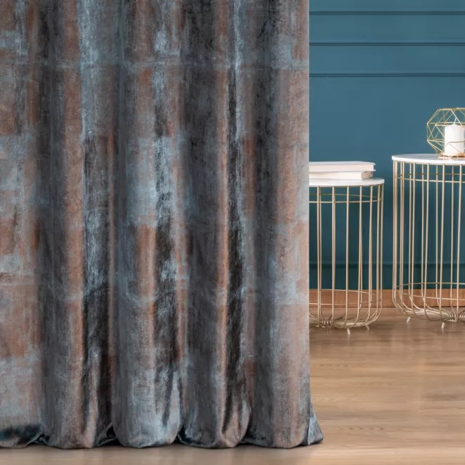 Zasłona szyta na taśmie 5 cm jasnoturkusowo miedziana z welwetowej, miękkiej tkaniny, z połyskującym nadrukiem