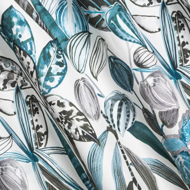 P254/4 Zasłona szyta na taśmie 5 cm jasnokremowo turkusowa z tkaniny o naturalnym splocie z nadrukowanym botanicznym wzorem