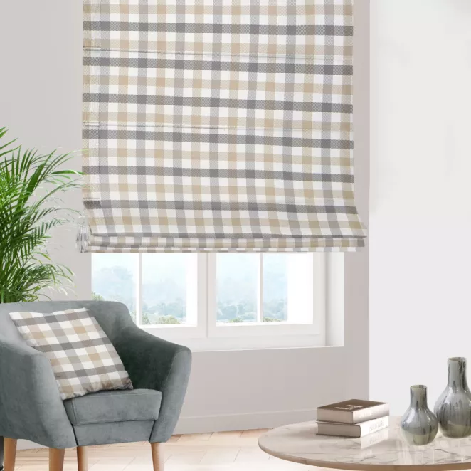 Roleta rzymska beżowo grafitowa z tkaniny o naturalnym splocie z nadrukowanym wzorem w kratę