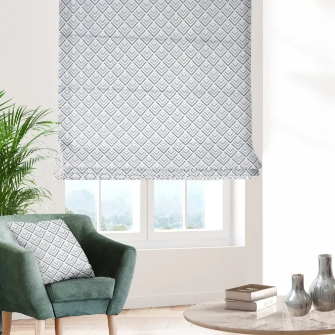 Roleta rzymska kremowo grafitowa z tkaniny o naturalnym splocie z nadrukowanym geometrycznym wzorem