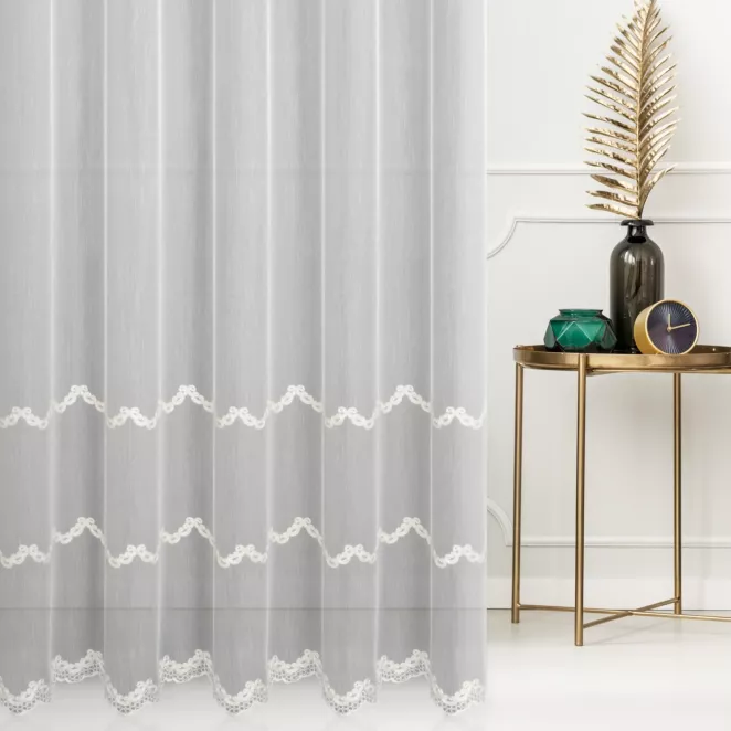 Firana szyta na taśmie 5 cm kremowo beżowa z delikatnej matowej tkaniny, haftowanej kordonkową nicią