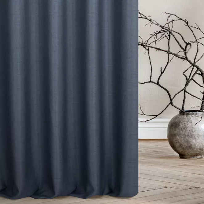 Zasłona szyta na taśmie 5 cm granatowa z tkaniny w stylu eko o naturalnym splocie