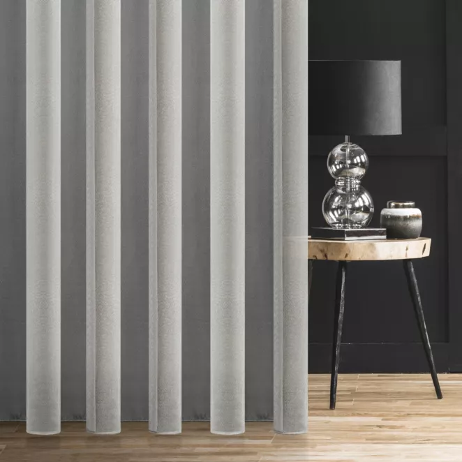Firana szyta na taśmie 5 cm GIOVANNA srebrna z lekko połyskliwej miękkiej tkaniny o ciekawym splocie, wykończona obciążnikiem