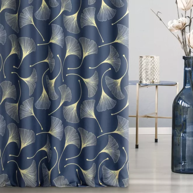 Tkanina zasłonowa o drobnym splocie, z nadrukiem liści miłorzębu