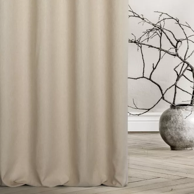 Zasłona szyta na taśmie 5 cm SHELBY beżowa z miękkiej tkaniny o naturalnym splocie i delikatnym połysku