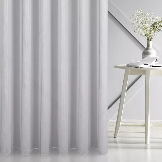 Firana szyta na taśmie 5 cm biało złota z półprzezroczystej matowej tkaniny w miękkie szerokie pasy przytykane błyszczącą nicią, wykończona obciążnikiem