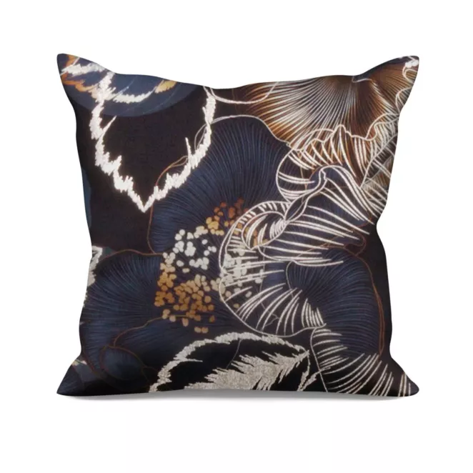 Poszewka szyta czarna z miękkiej, welwetowej tkaniny, z nadrukowanym dużym wzorem kwiatowym