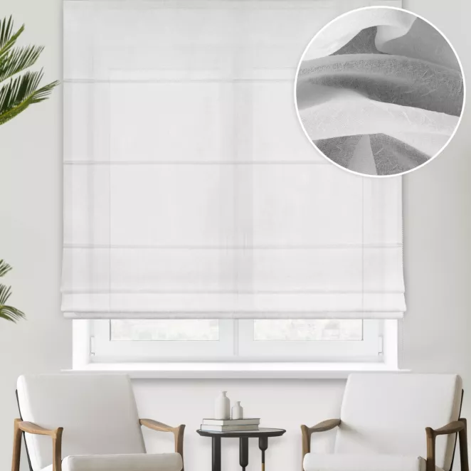 Roleta rzymska biała z miękkiej w dotyku, delikatnie połyskującej, kreszowanej tkaniny, wykończona obciążnikiem