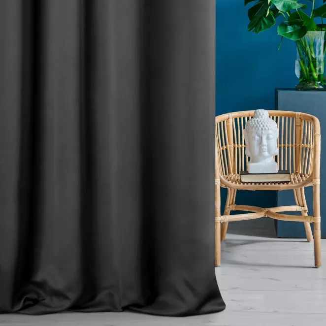 Zasłona szyta na taśmie 5 cm czarna z gładkiej tkaniny zaciemniającej typu dimout