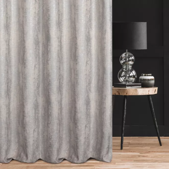 Zasłona szyta na taśmie 5 cm kremowo srebrna z eleganckiej tkaniny zasłonowej o prostym splocie z połyskującym dodatkiem