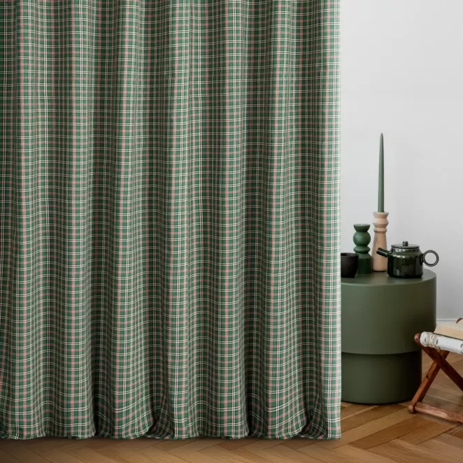 Zasłona szyta na taśmie 5 cm zielona z etaminy o geometrycznym wzorze w kratę, z dodatkiem bawełny