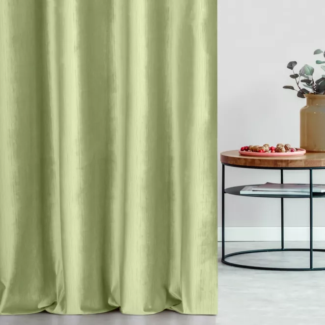 Zasłona szyta na taśmie 5 cm oliwkowa z tkaniny welwetowej w pionowe prążki, wykończona obciążnikiem
