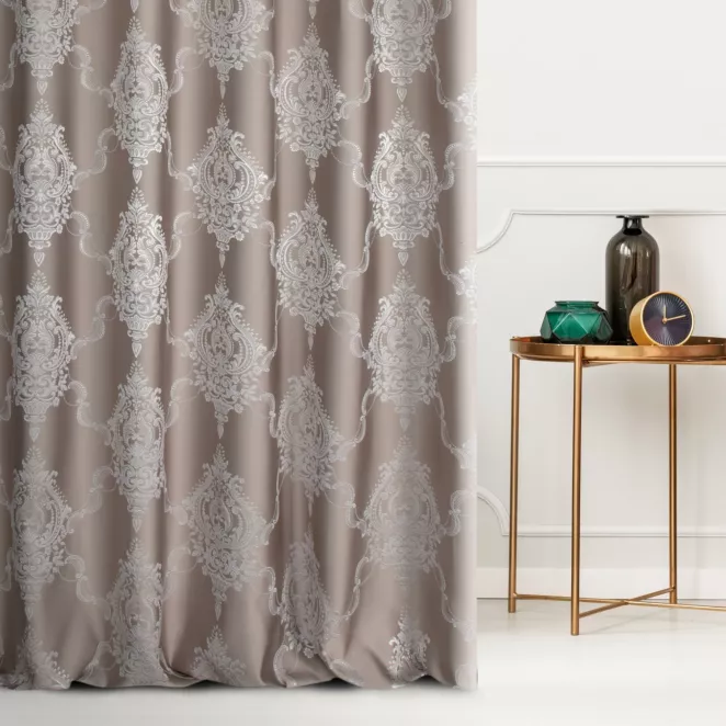 Zasłona szyta na taśmie 5 cm ciemnobeżowo srebrna z eleganckiej tkaniny w duży ornamentowy wzór