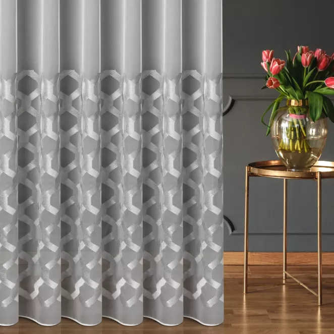 Firana szyta na taśmie 5 cm biało srebrna z miękkiej tkaniny z geometrycznym wzorem, haftowanym błyszczącą nicią Italissima Eva Minge