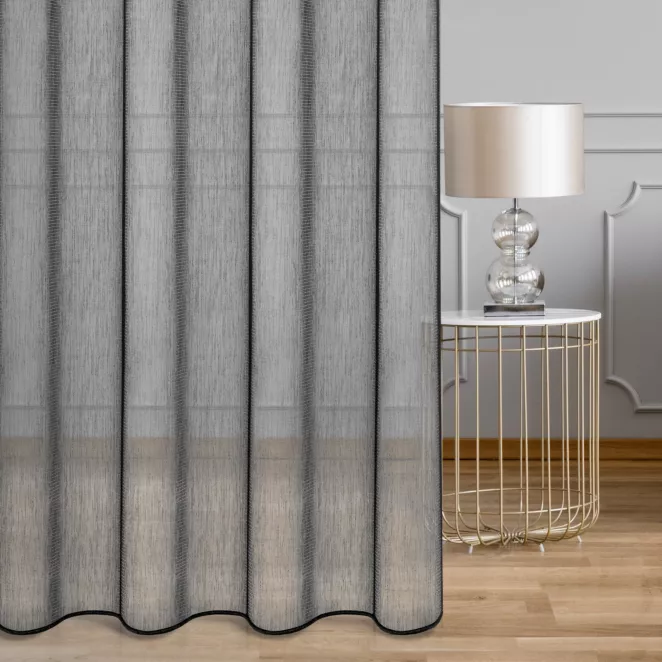 Firana szyta na taśmie 5 cm czarna z matowej tkaniny Aden, wykończona obciążnikiem