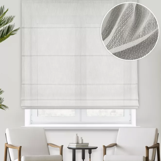 Roleta rzymska kremowa o strukturze drobnej siateczki, wykończona obciążnikiem