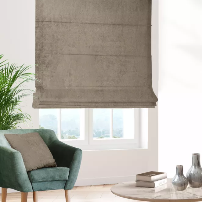 Roleta rzymska beżowa z miękkiej półmatowej tkaniny welwetowej