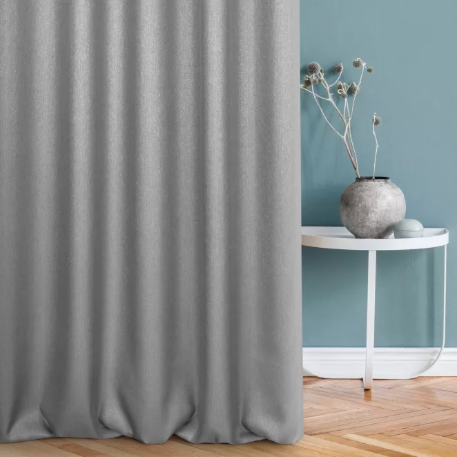 Zasłona szyta na taśmie 5 cm popielata z tkaniny z dodatkiem połyskującej nici, z widocznym ozdobnym splotem