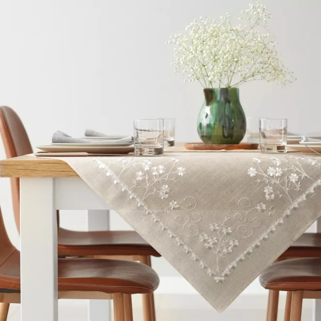Obrus na stół beżowy 85x85 cm ADELINE z dodatkiem lnu zdobiony haftem