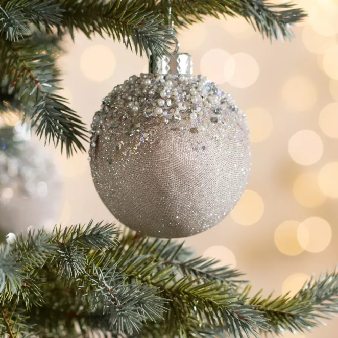 Bombka choinkowa zdobiona brokatem i drobnymi koralikami