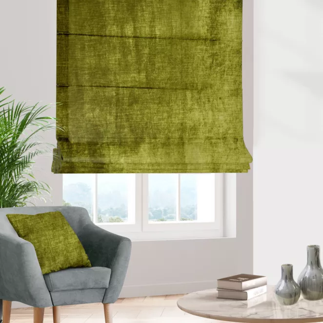Roleta rzymska SAFARI 1 oliwkowa z miękkiej welwetowej tkaniny z połyskiem i poziomym prążkiem