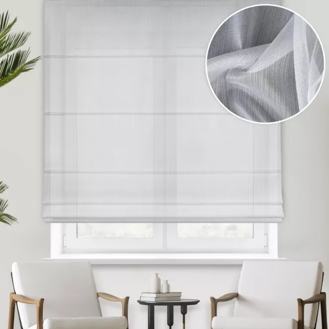Roleta rzymska biała z miękkiej tkaniny o lekkim splocie i delikatnym połysku, wykończona obciążnikiem