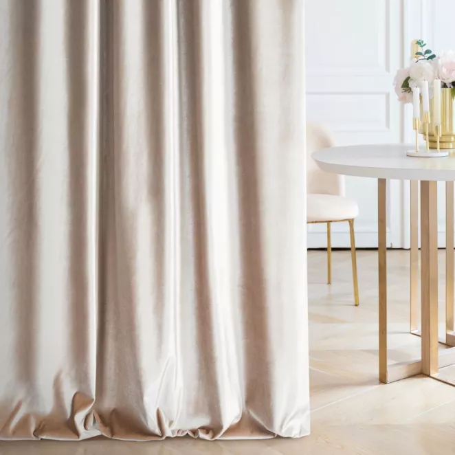 Zasłona szyta na taśmie 5 cm SAFARI jasnobeżowa z miękkiej welwetowej tkaniny z połyskiem