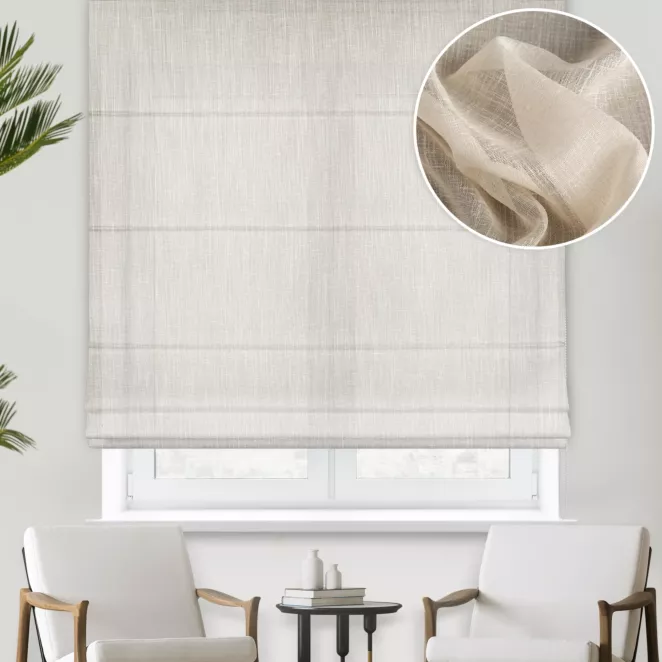 Roleta rzymska jasnobeżowa z gładkiej, miękkiej etaminy z delikatnie zarysowanym wzorem w prążki, wykończona obciążnikiem