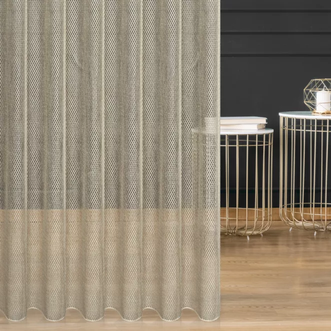 Firana szyta na taśmie 5 cm beżowa z siatki tkanej w drobny wzór, przetykanej błyszczącą nicią, wykończona obciążnikiem Italissima Eva Minge