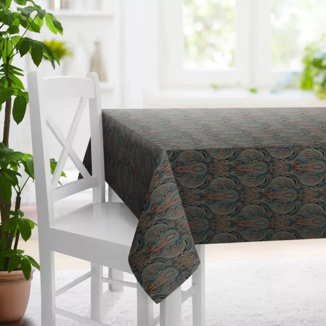 Obrus szyty turkusowo miedziany z miękkiej w dotyku tkaniny, z fantazyjnym wzorem ornamentowym