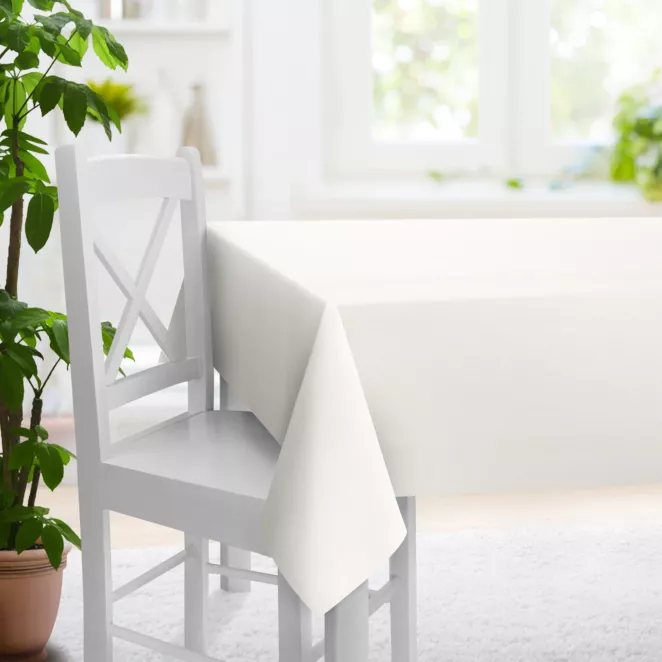 Obrus na wymiar kremowy z miękkiej w dotyku tkaniny szenilowej