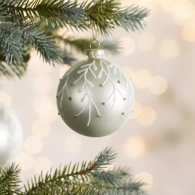 Szklana bombka choinkowa ręcznie zdobiona wzorem gałązek