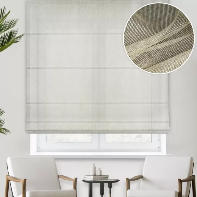 Roleta rzymska biało złota z matowej tkaniny z połyskujaca nicią, wykończona obciążnikiem