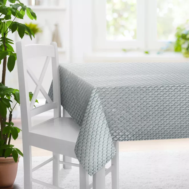 Obrus szyty JEROME błękitno srebrny z tkaniny o symetrycznym wzorze 3D i lekkim połyskiem