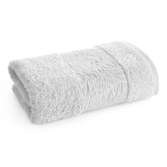 Ręcznik kąpielowy z bawełny 50x90 cm kolor srebrny z wytłaczanym roślinnym motywem ALBA