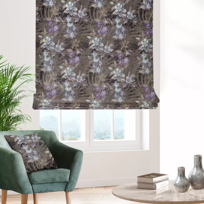 Roleta rzymska wrzosowo ciemnobeżowa z miękkiej, welwetowej tkaniny, z nadrukowanym dużym wzorem kwiatowym