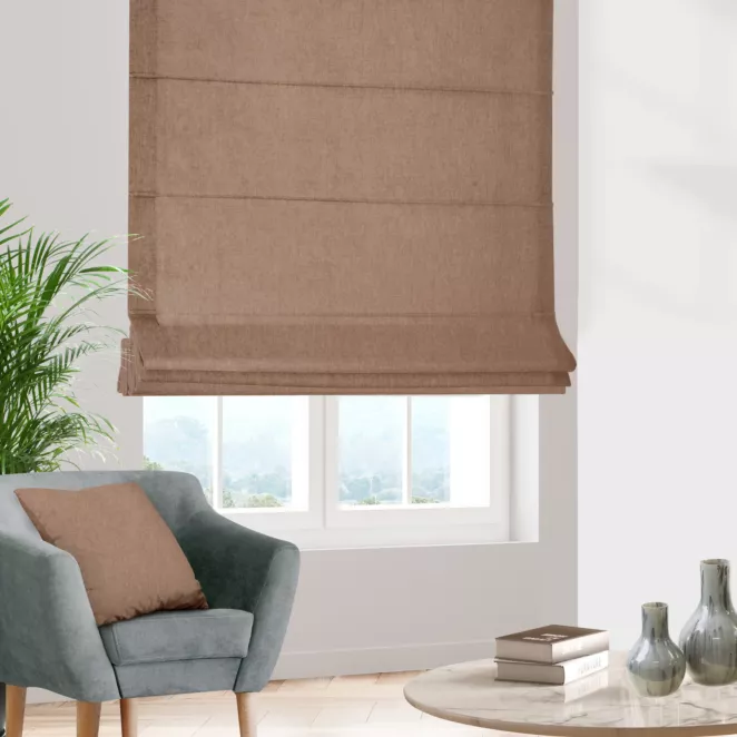 Roleta rzymska jasnobrązowa z miękkiej w dotyku tkaniny szenilowej